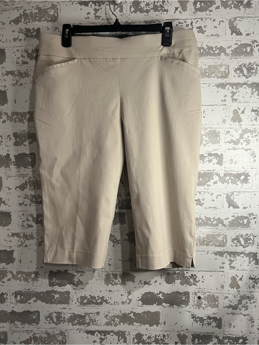 NWT Chico's Cream perfect stretch pedal pusher
